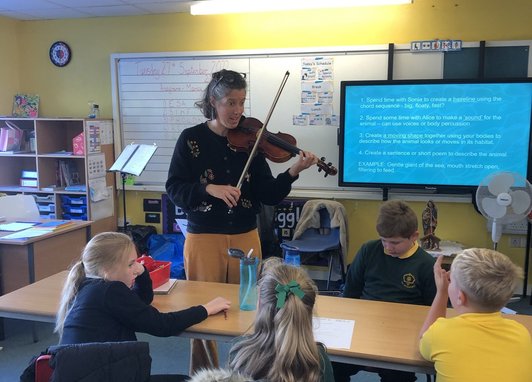 A musical marine workshop at a school